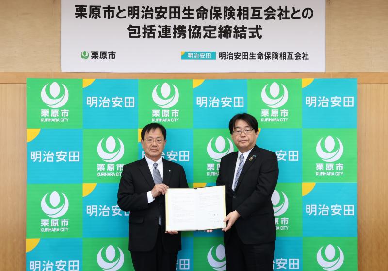 佐藤栗原市長と竹下徹洋理事仙台支社長が協定書を持って、協定締結を報告している写真